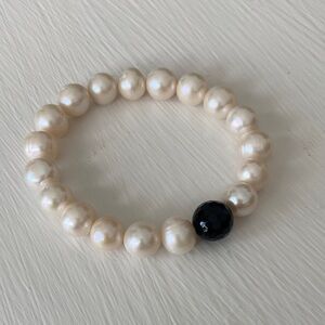 Freshwater Cultured Pearl Bracelet with Black Accent Detail Bead Glamour Elegant